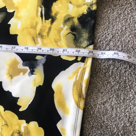 Like new pencil skirt. Only worn once - Picture 8 of 8